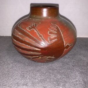 Brown Pottery Studio Art Vase Signed Julio  Flores Chulucanas PERU - Nazca Lines
